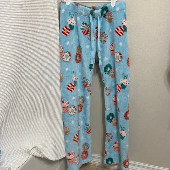 Women’s Daydream by Berkshire Home cupcake & donut fuzzy pajama bottoms. Size S - Picture 5 of 14